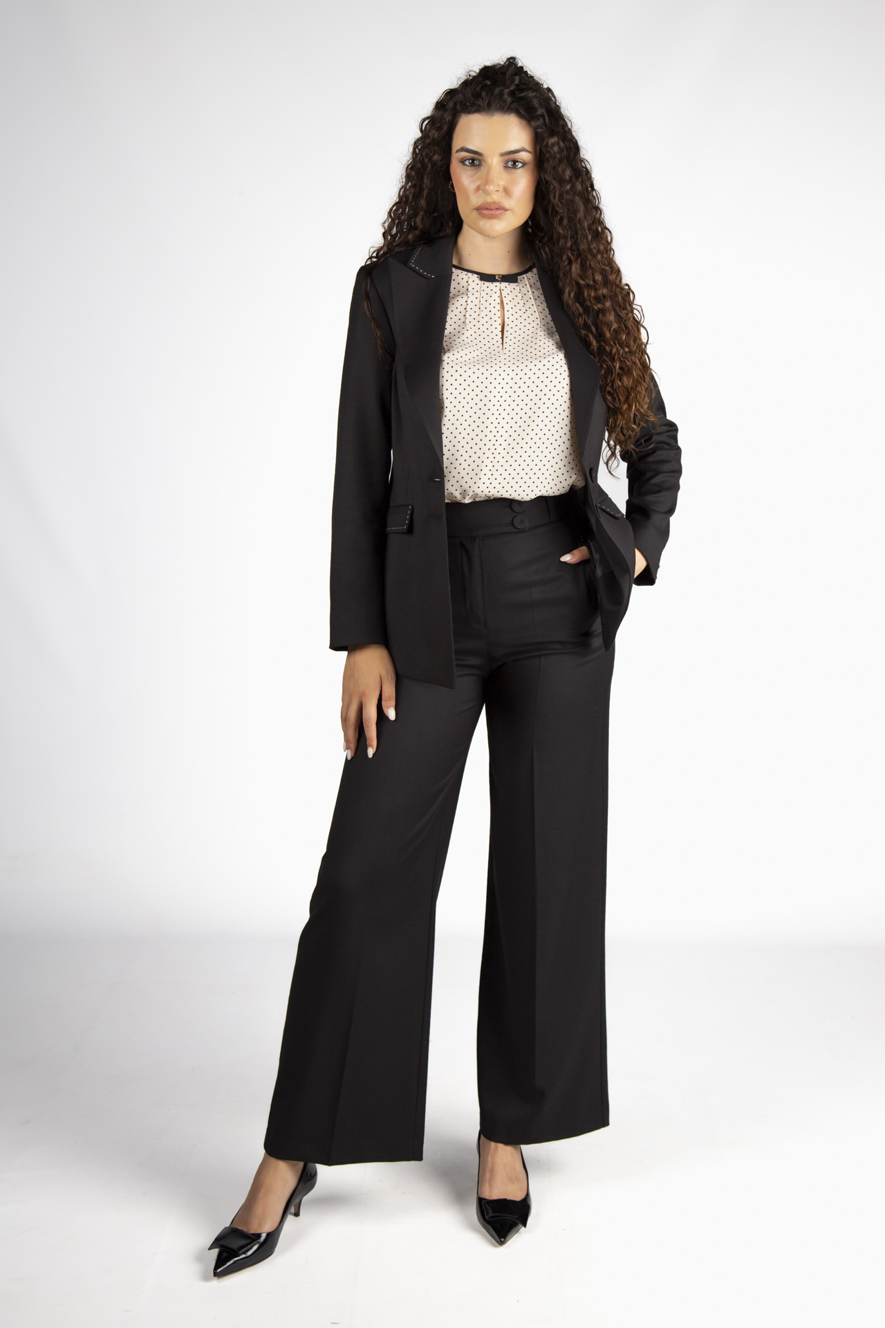 Contrasting topstitching detail blazer