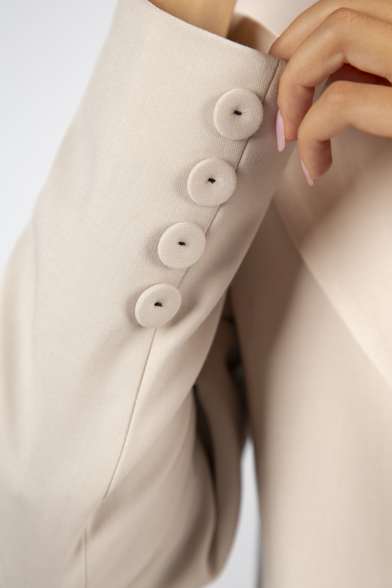 Contrasting topstitching detail blazer