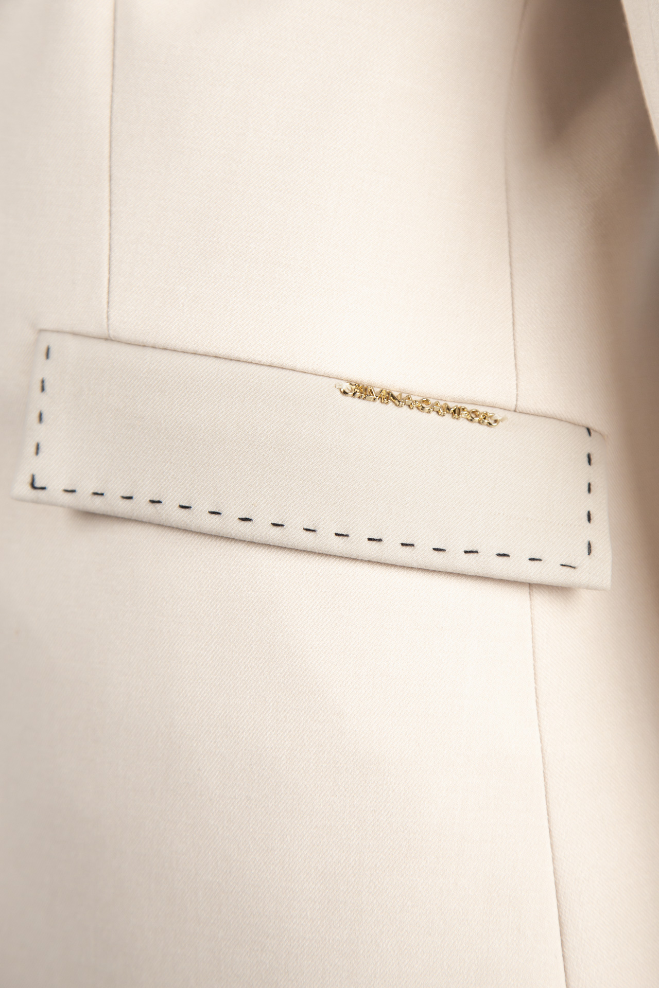 Contrasting topstitching detail blazer