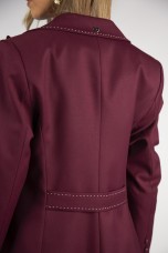Contrasting topstitching detail blazer