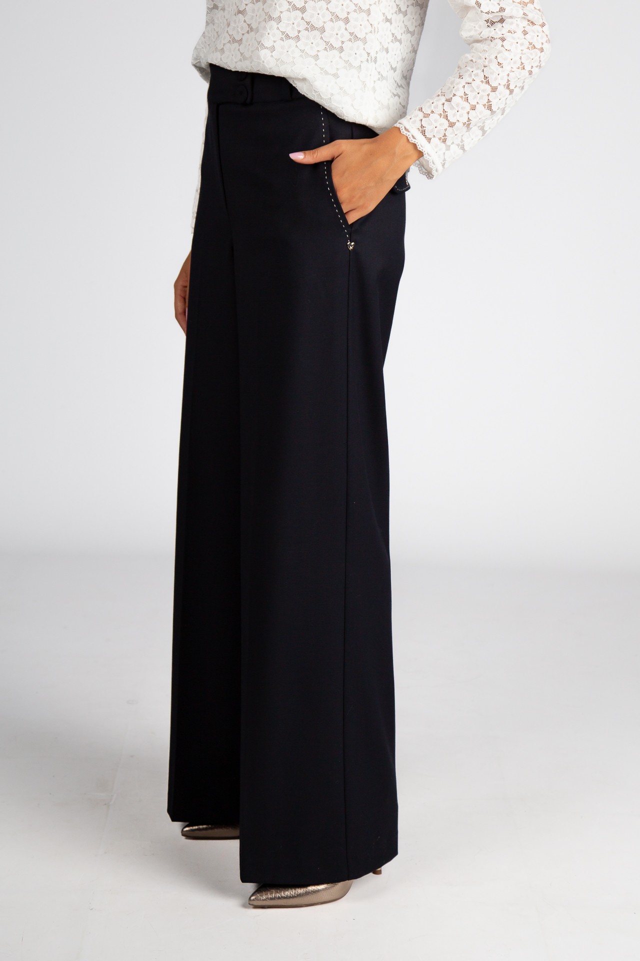 Trousers with contrasting topstitching detail