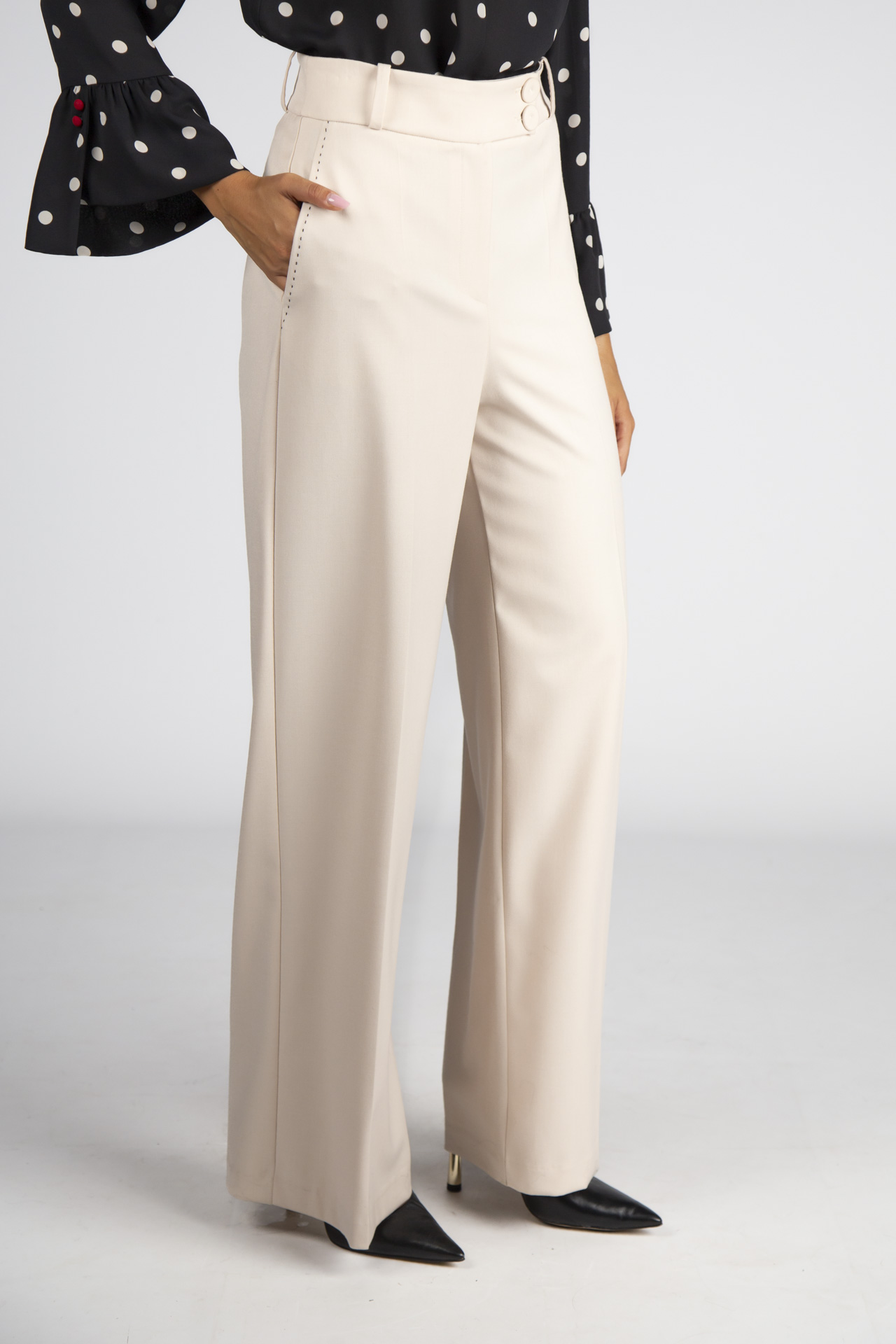 Trousers with contrasting topstitching detail
