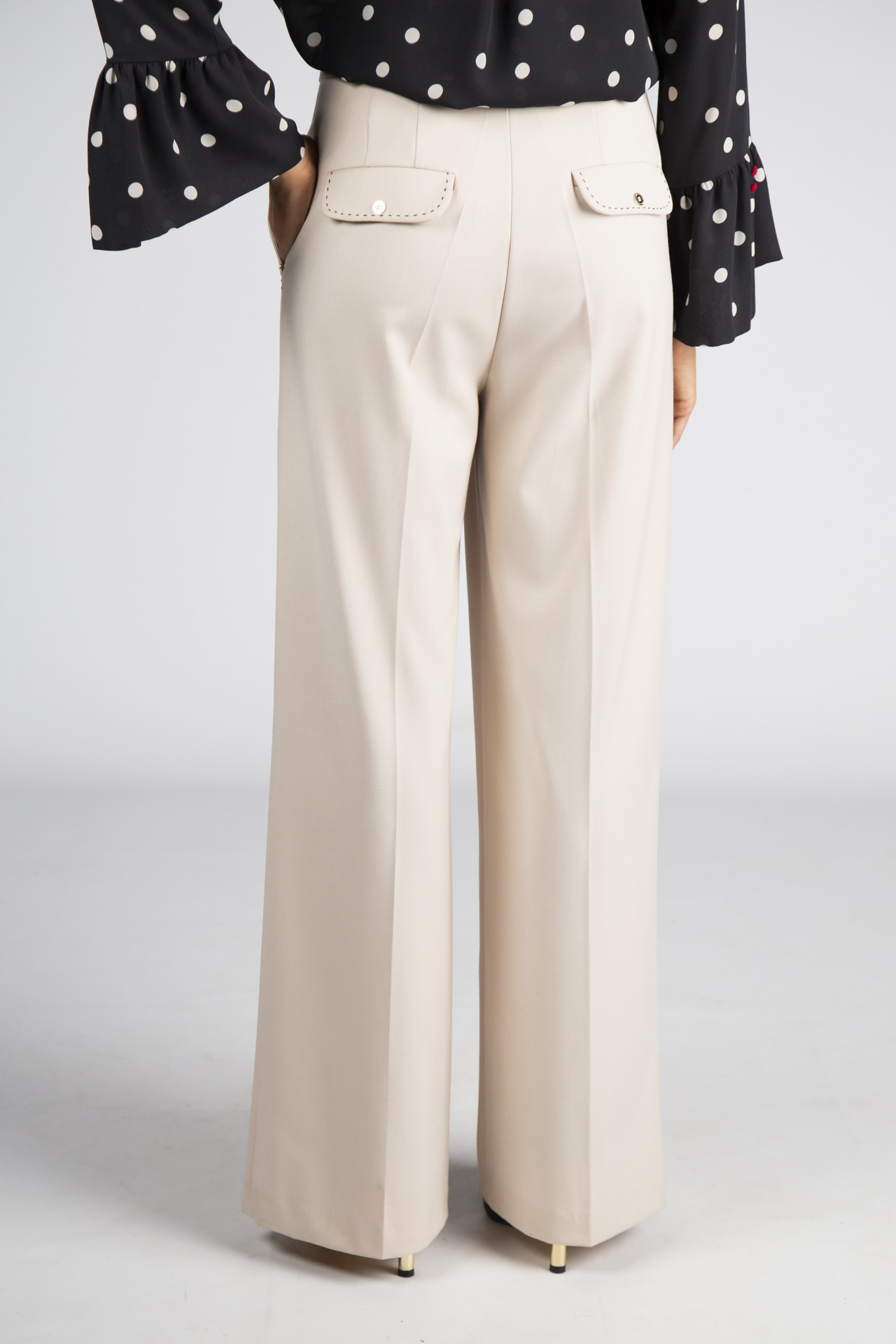 Trousers with contrasting topstitching detail