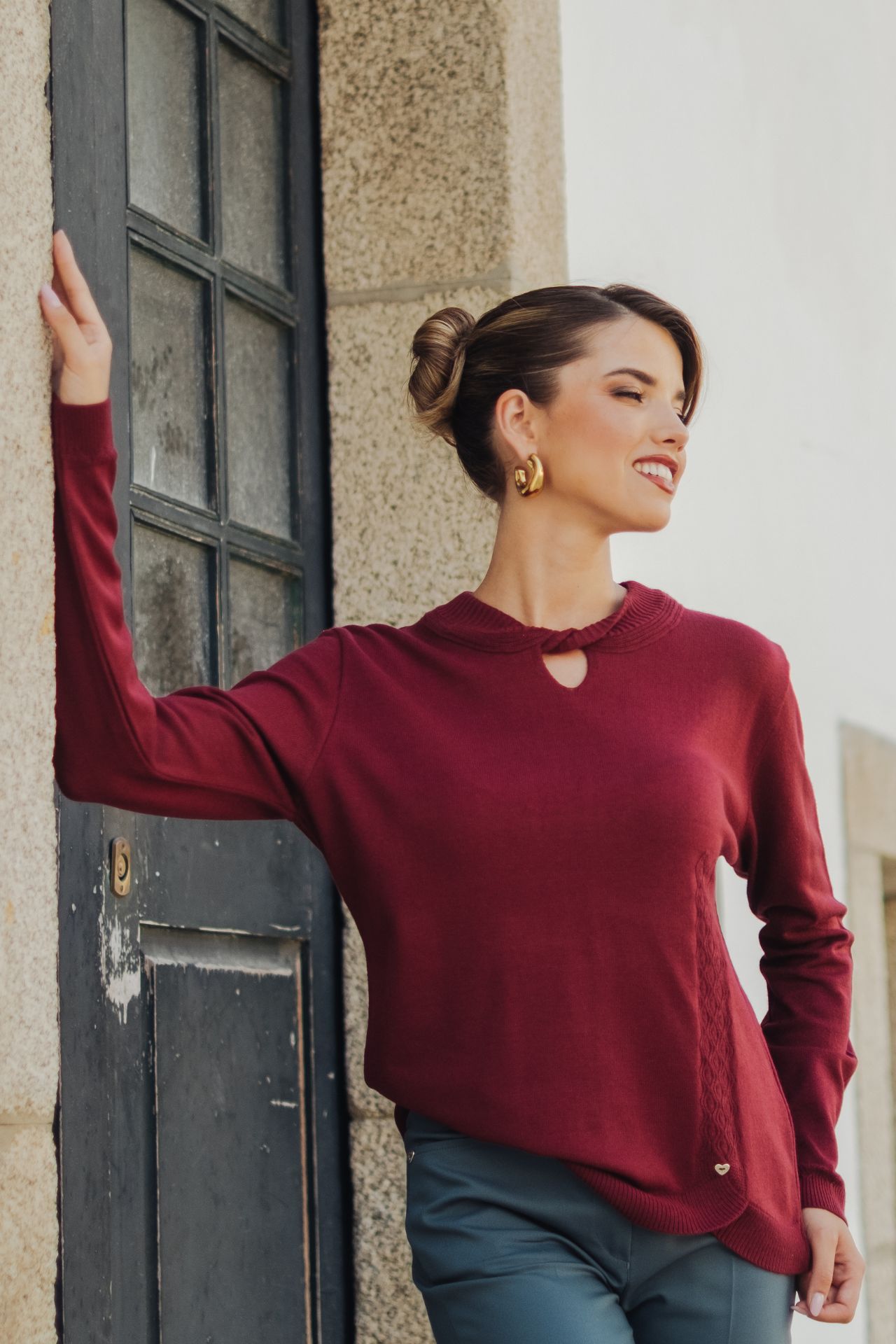 Knitted jumper with twisted collar