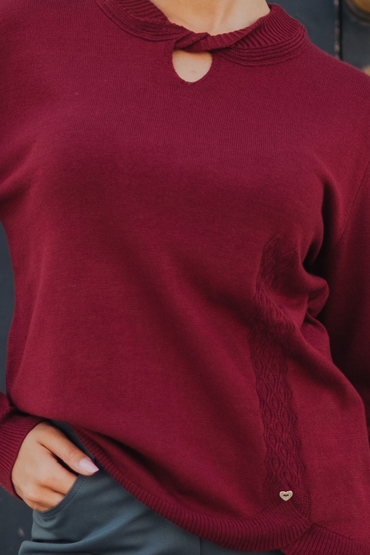 Knitted jumper with twisted collar