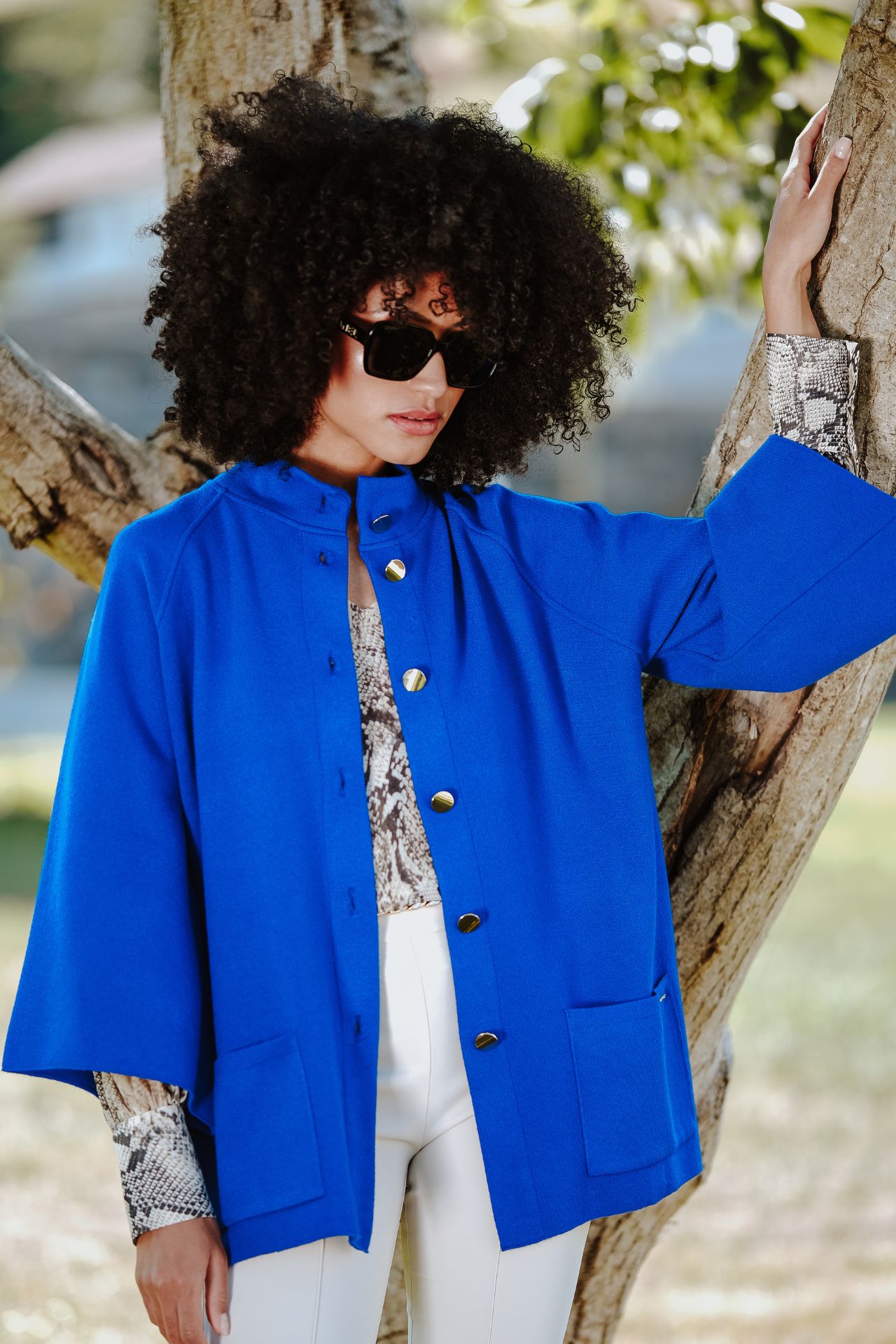 Knitted jacket with 6 metal buttons