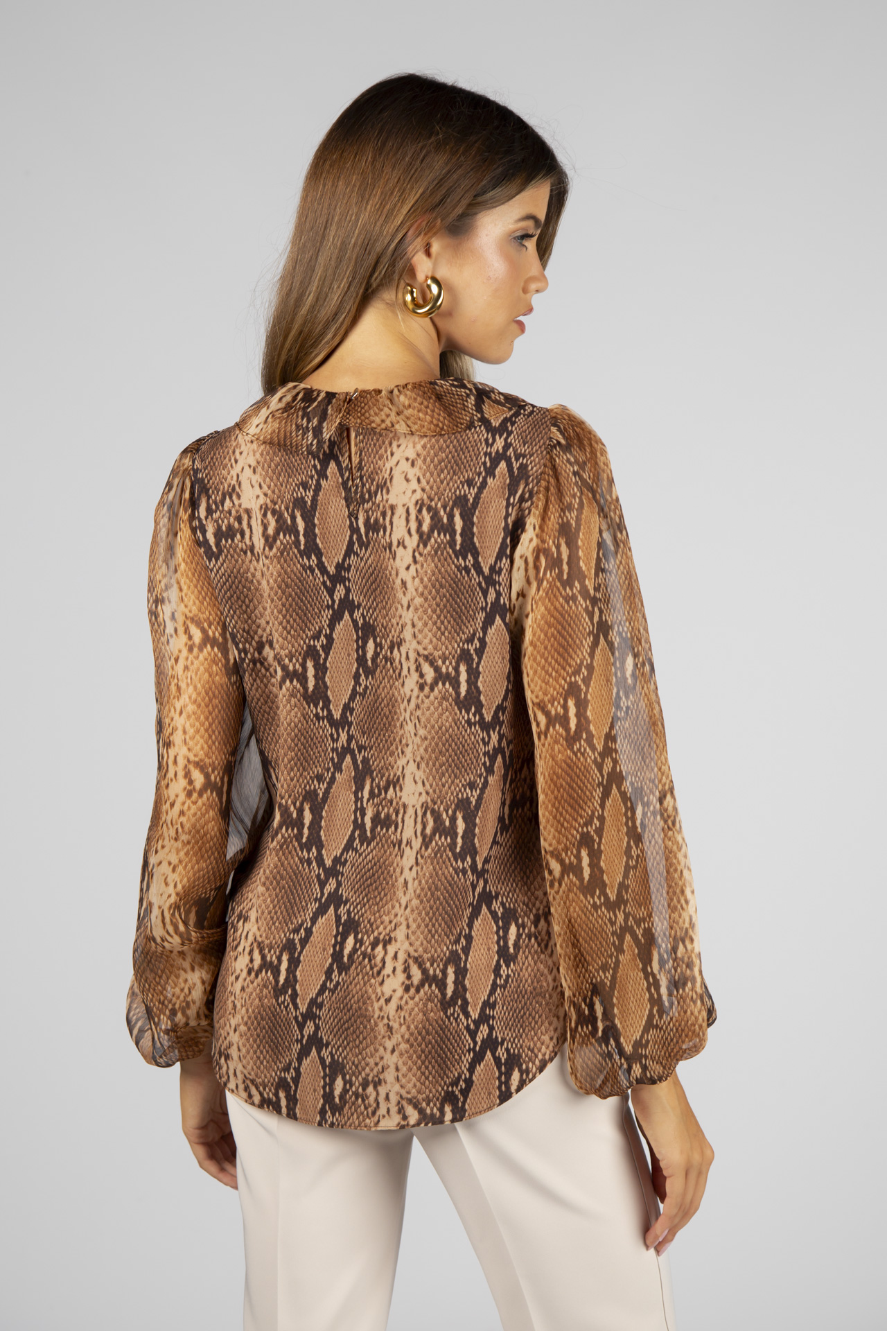 Blouse with 3-layer collar