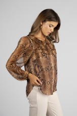 Blouse with 3-layer collar
