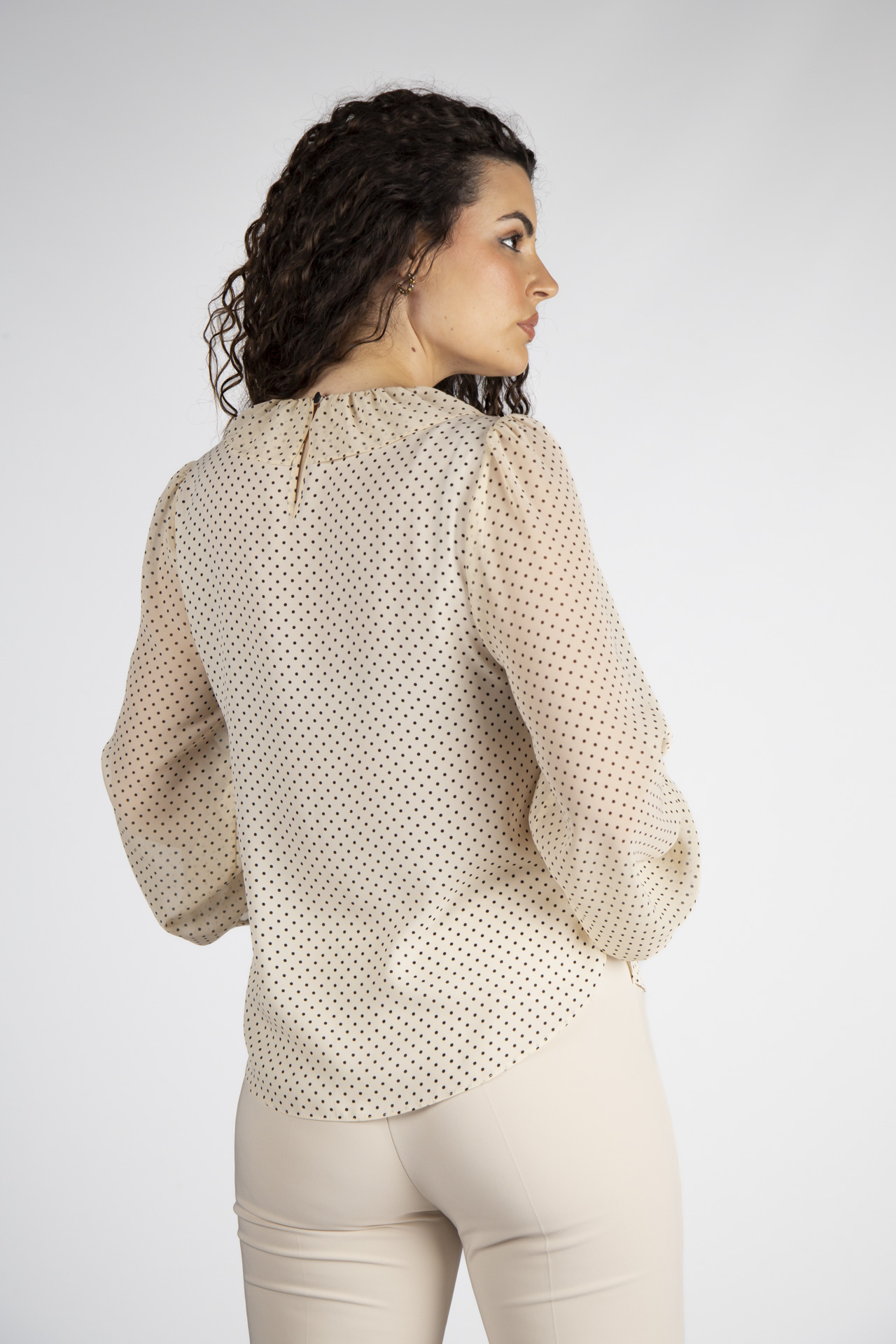 Blouse with 3-layer collar