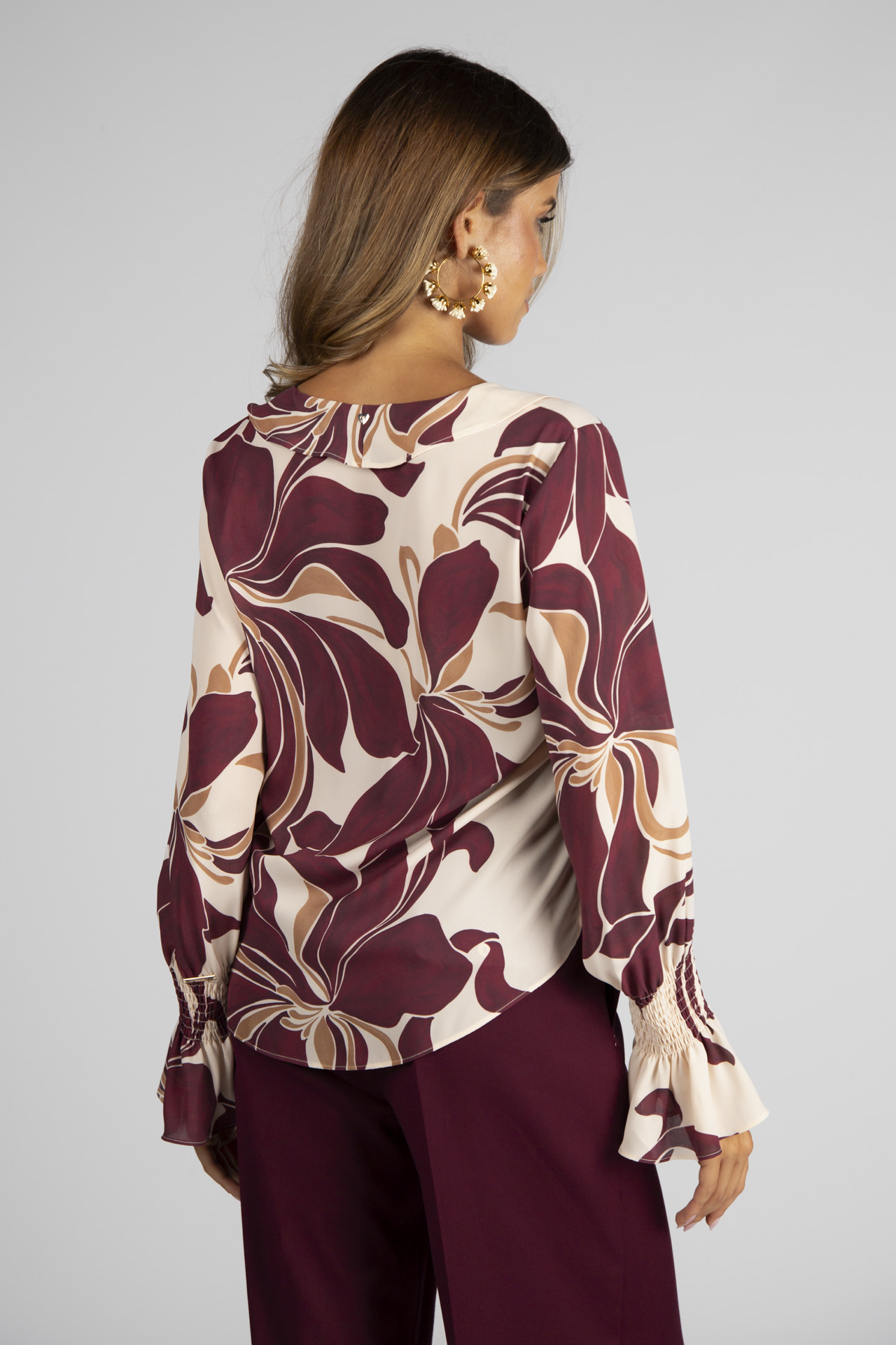 Blouse with ruffles and elasticated cuffs