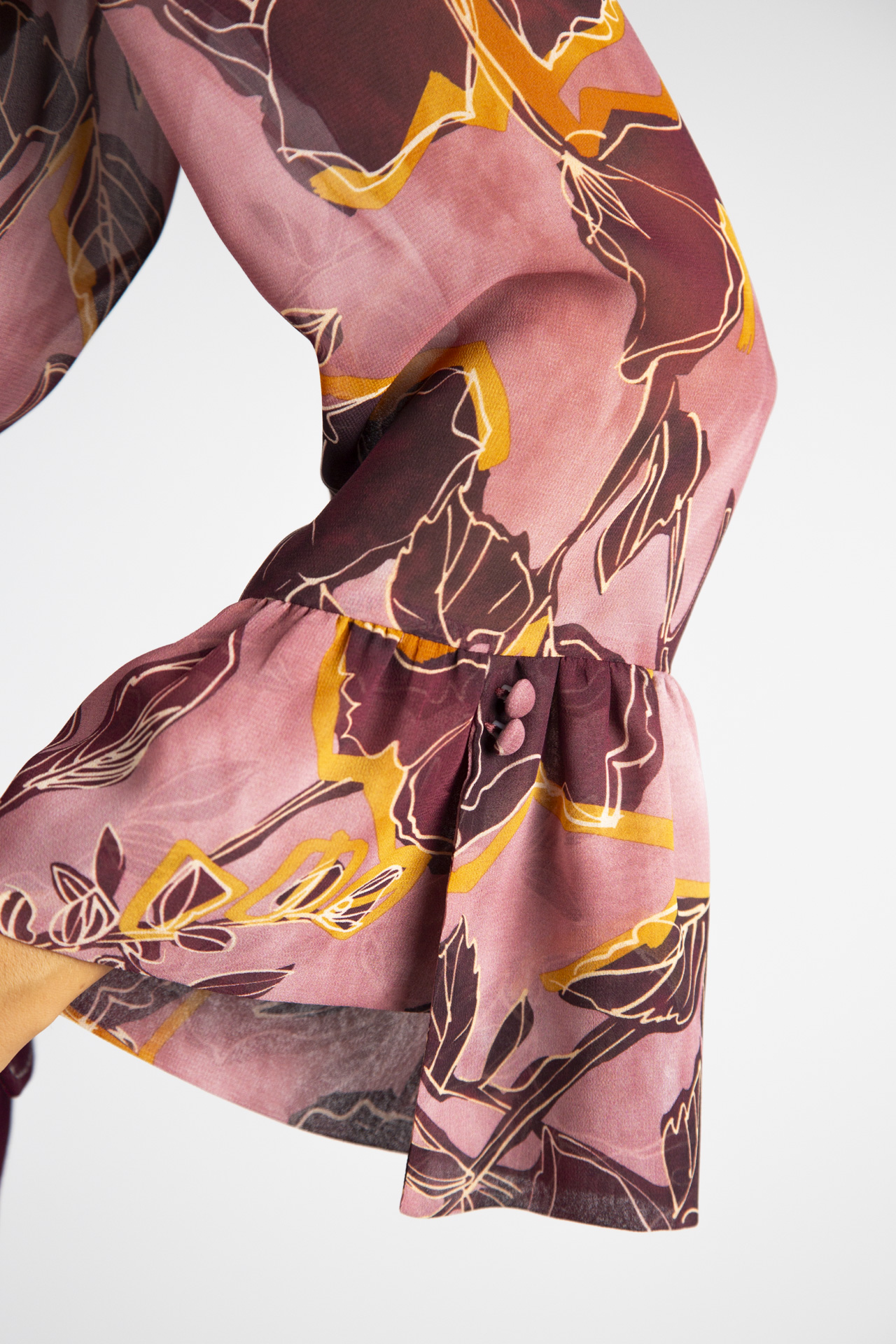 Túnica de botões forrados