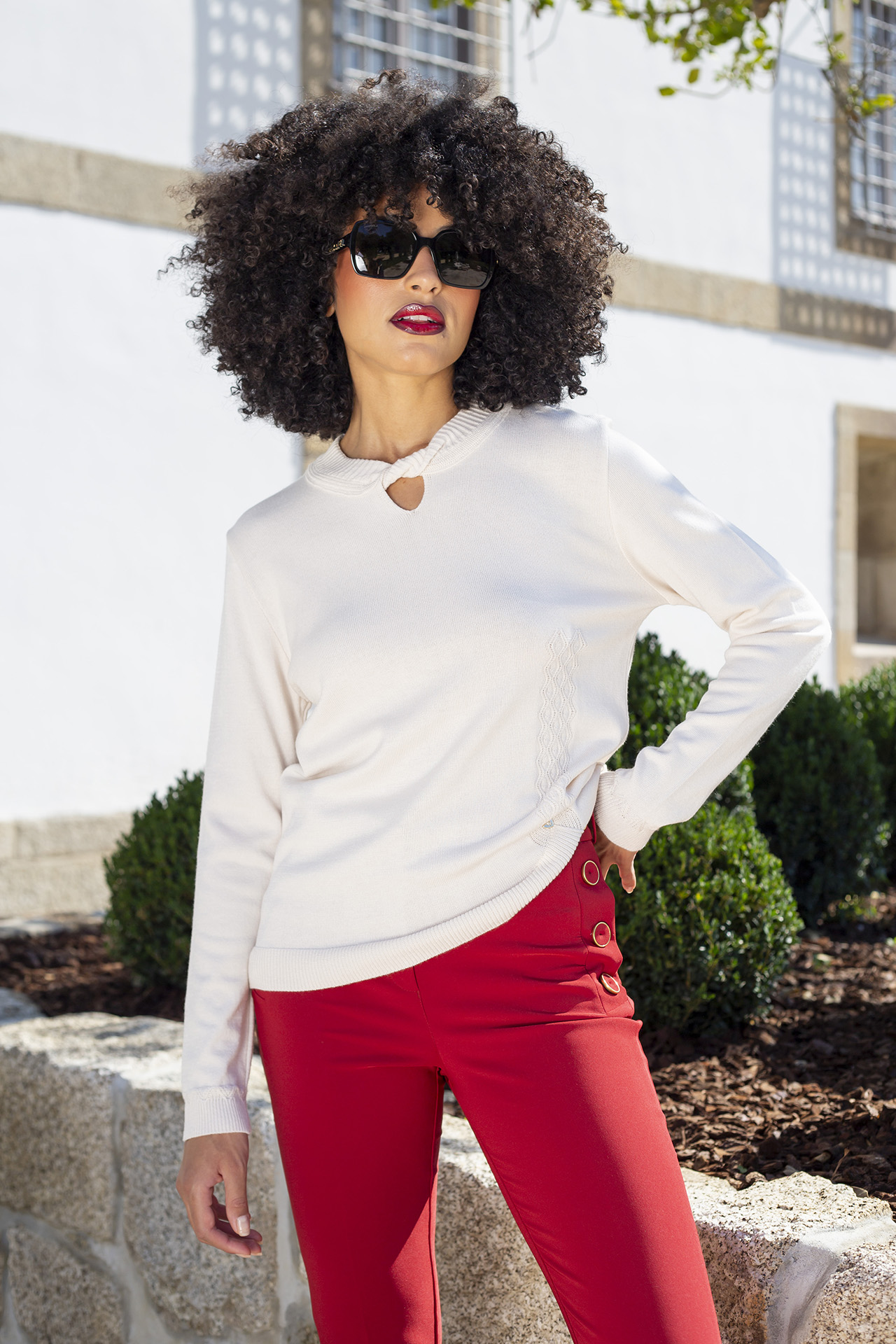 Knitted jumper with twisted collar