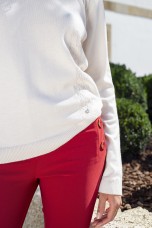 Knitted jumper with twisted collar
