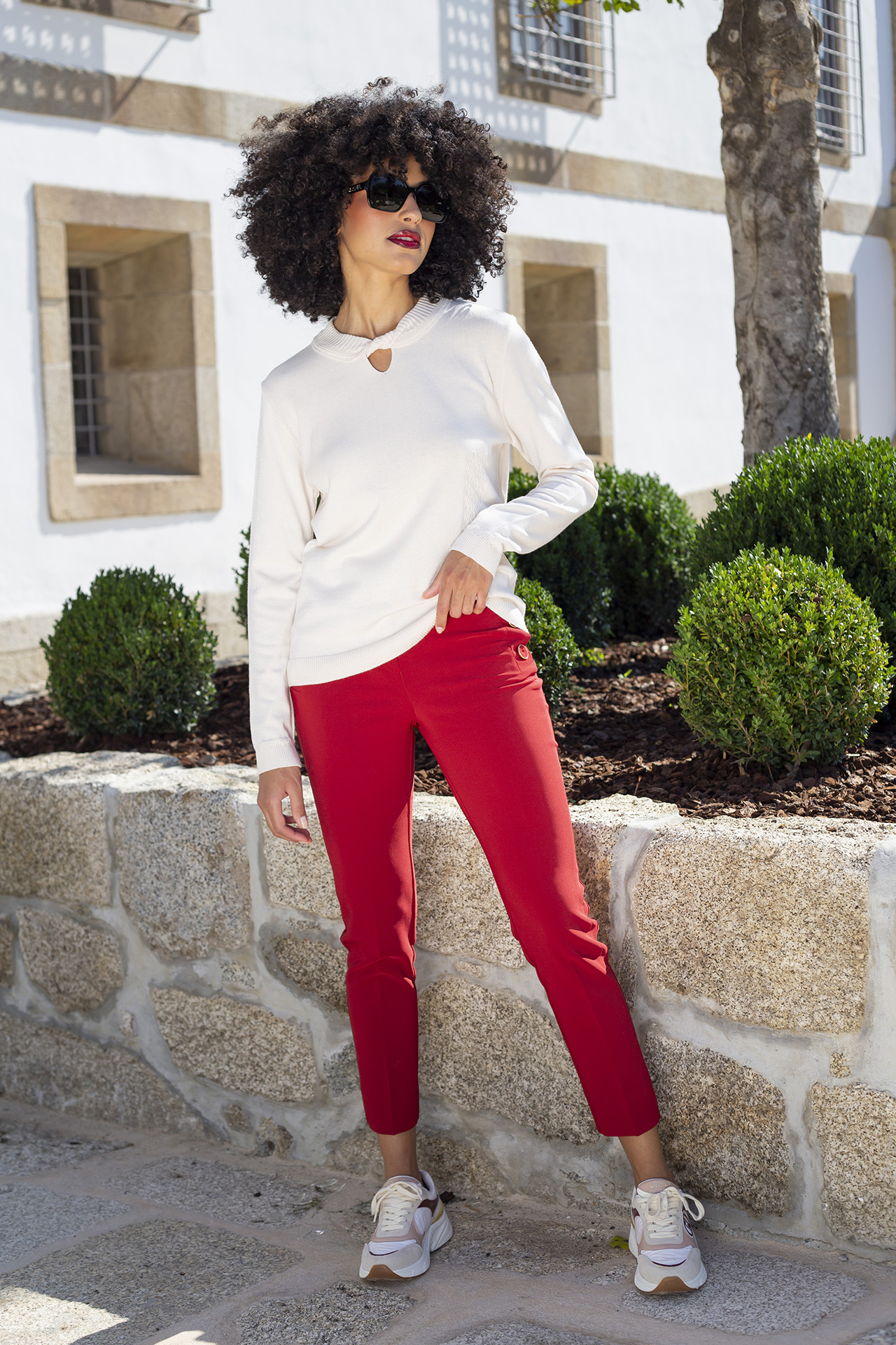 Knitted jumper with twisted collar