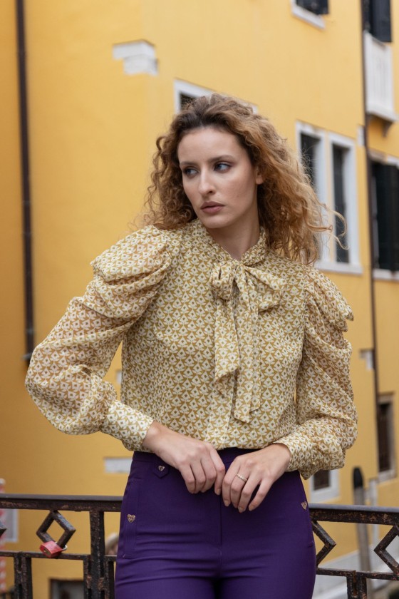 Tnica con volantes y lazo