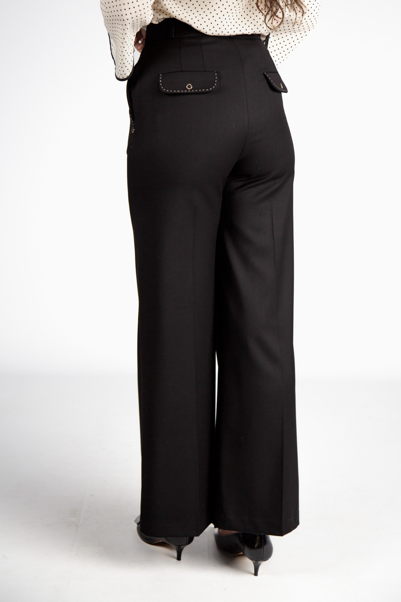 Trousers with contrasting topstitching detail