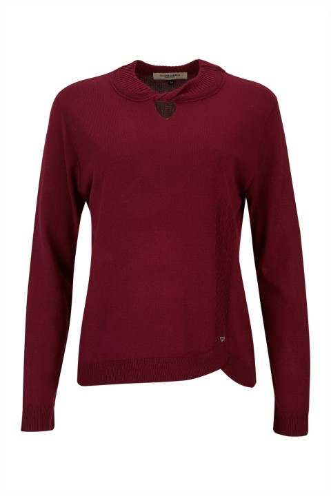 Knitted jumper with twisted collar