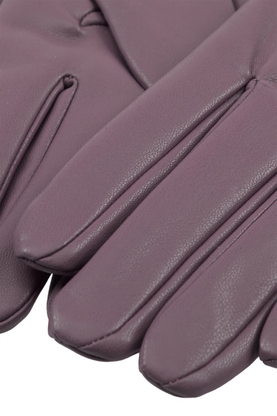 Gloves with laser cut scalloped edge