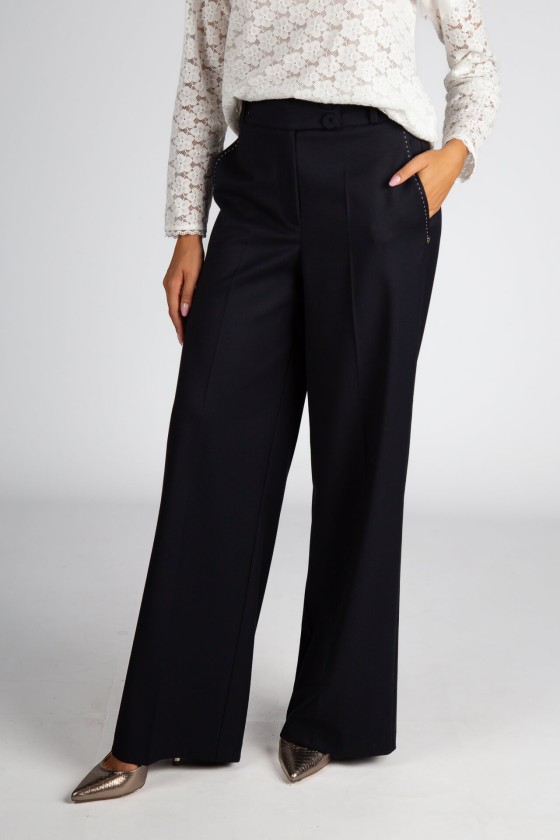 Trousers with contrasting topstitching detail