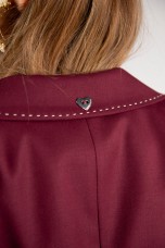 Contrasting topstitching detail blazer