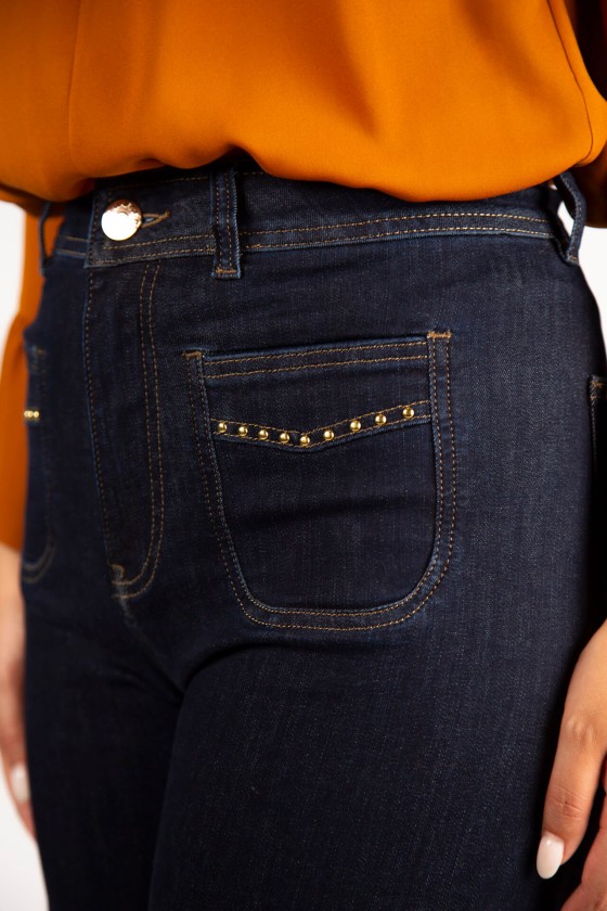 Pantalones vaqueros con tachuelas