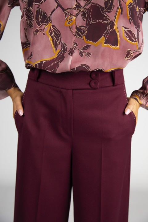 Pantalones con pespuntes a contraste Pantalones con pespuntes a contraste
