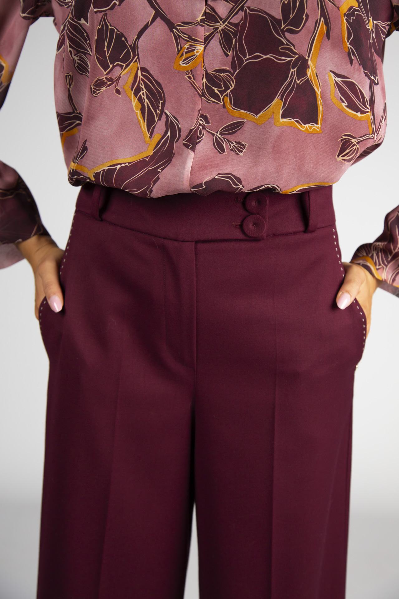 Trousers with contrasting topstitching detail