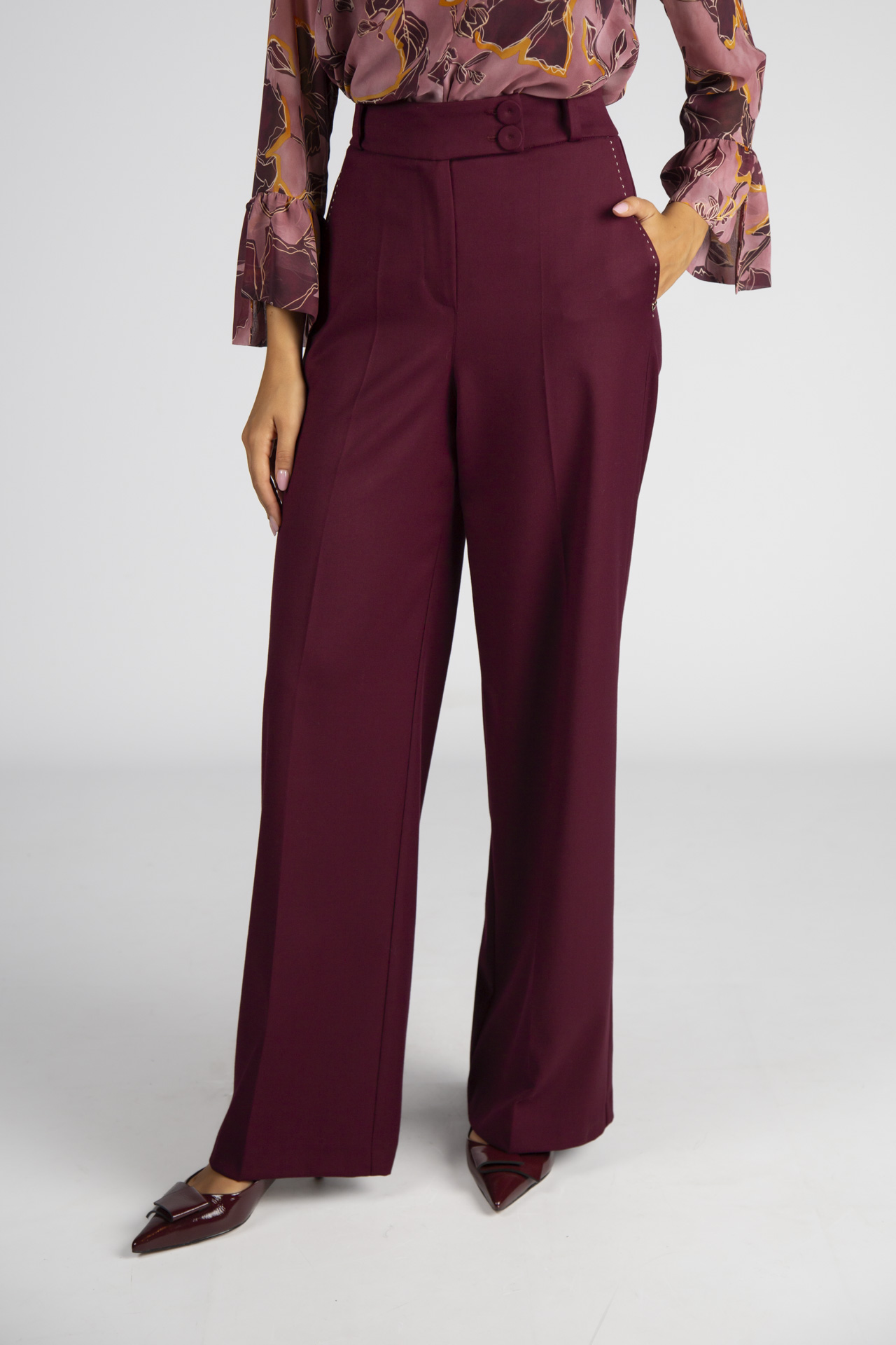 Trousers with contrasting topstitching detail