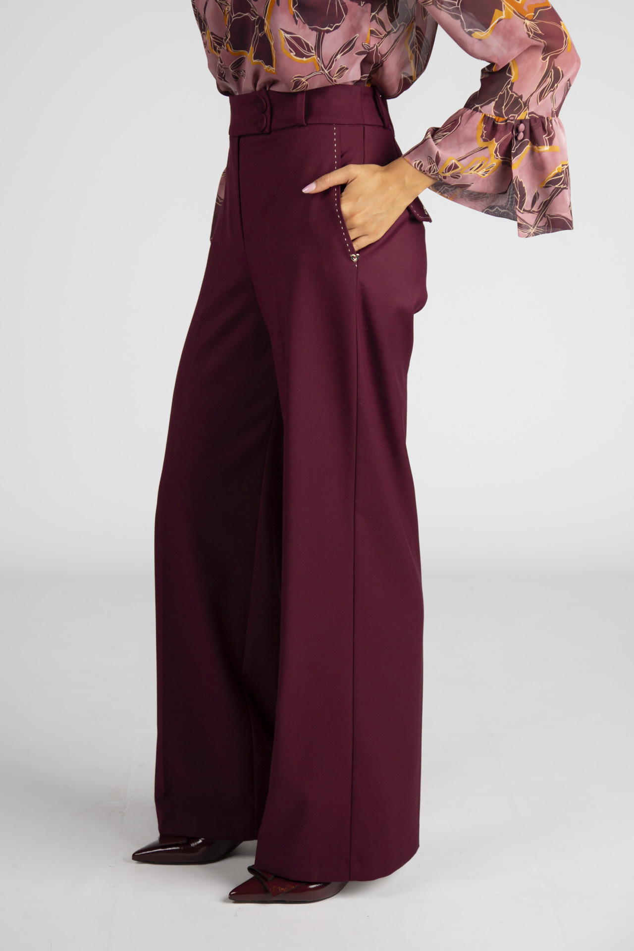 Trousers with contrasting topstitching detail