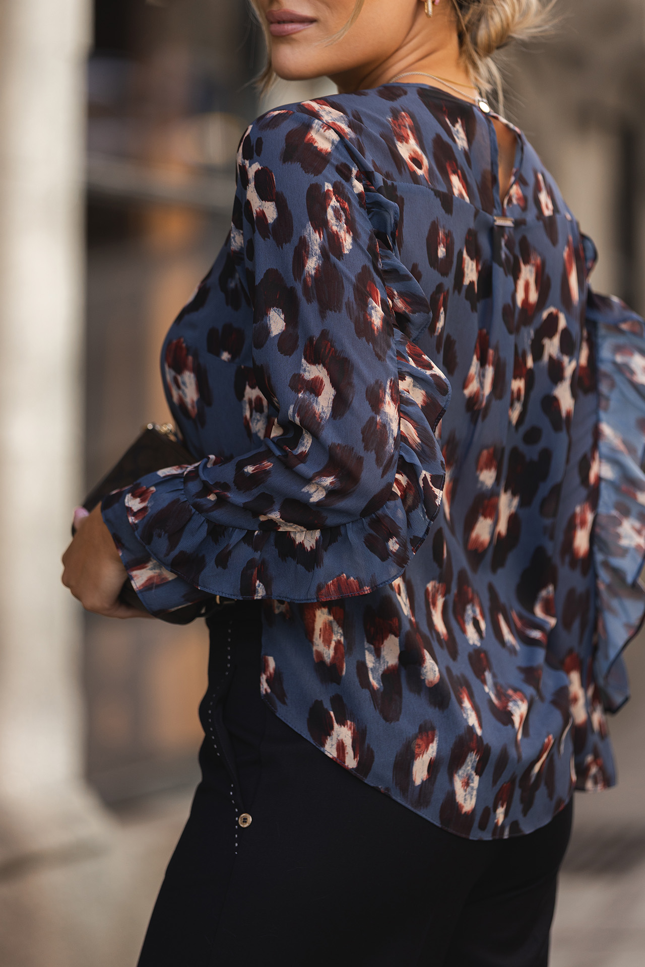 Túnica volantes en las mangas