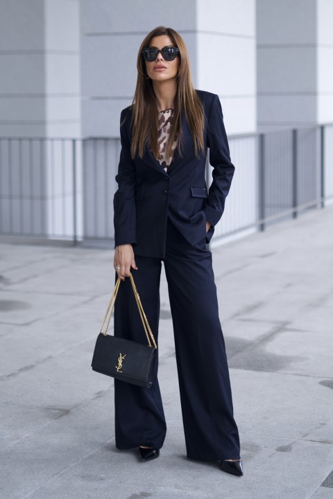 Contrasting topstitching detail blazer