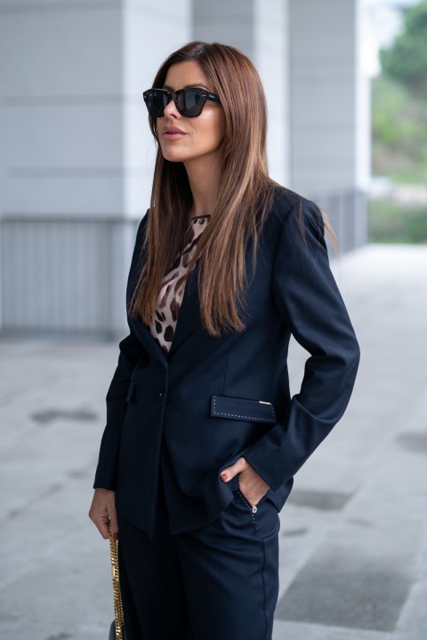 Contrasting topstitching detail blazer