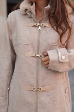 Anoraque com capuz amovvel