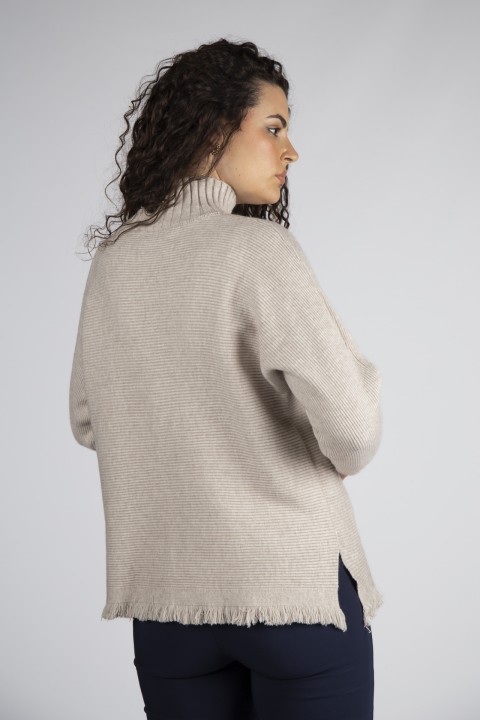 Knitted jumper with fringes