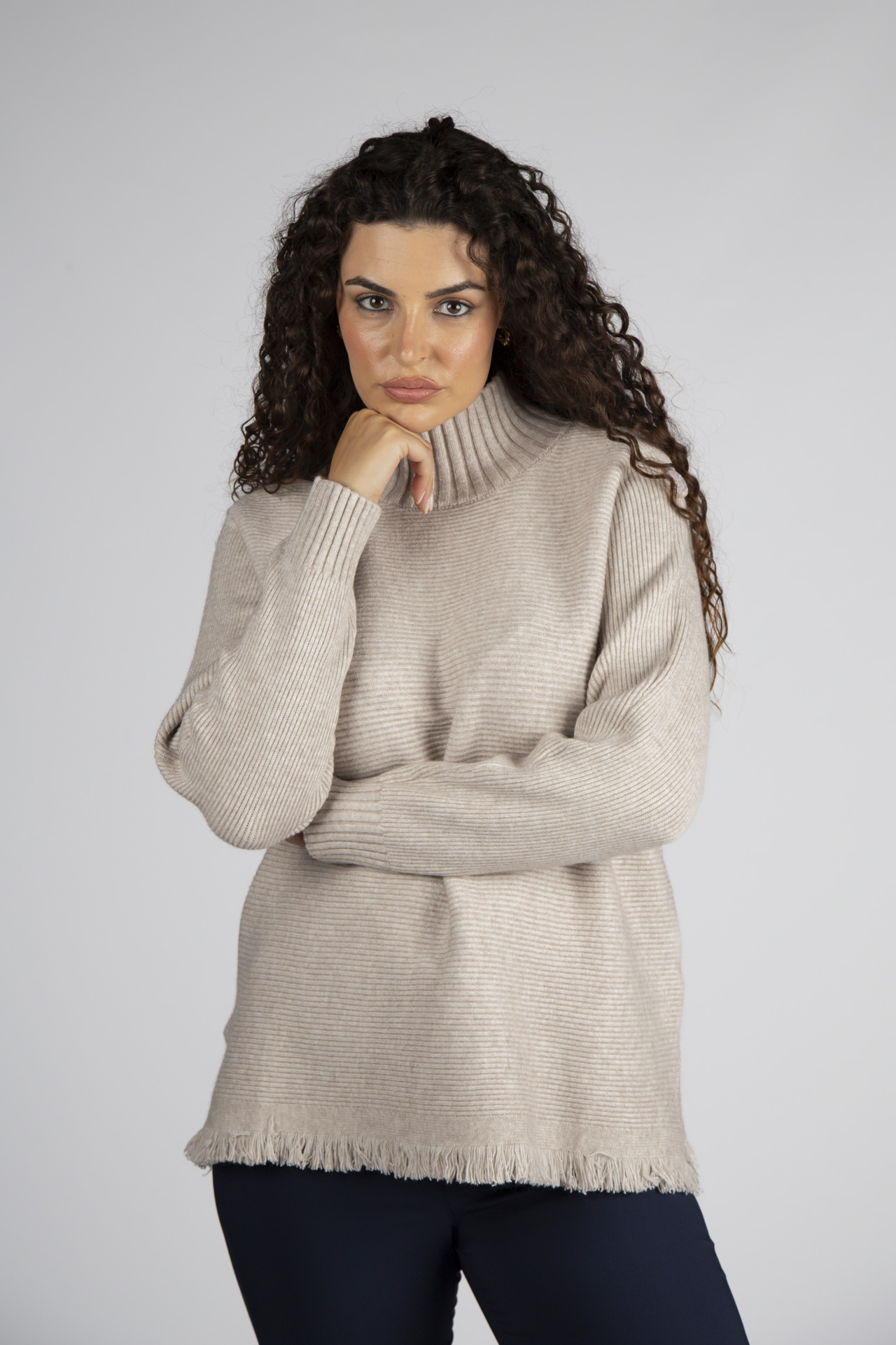 Knitted jumper with fringes