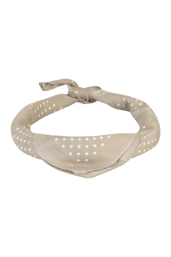 Lenço estampado padrão bolinhas