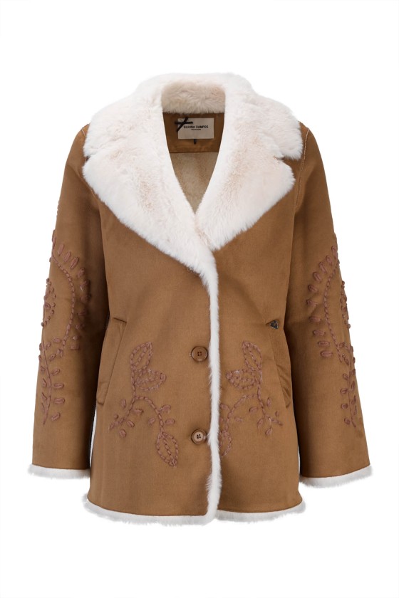 Casaco em pêlo com bordados