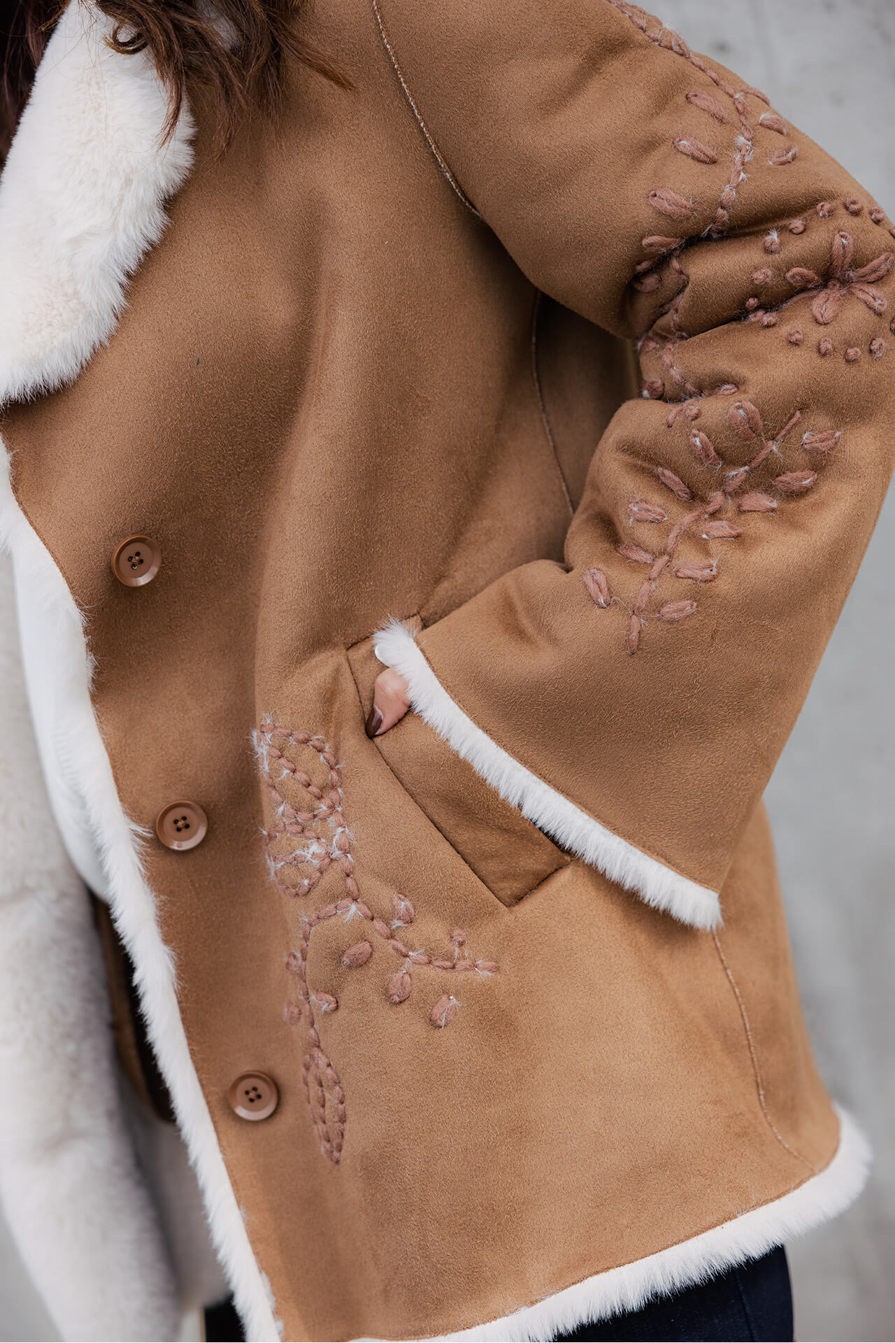 Casaco em pêlo com bordados