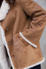 Casaco em pêlo com bordados