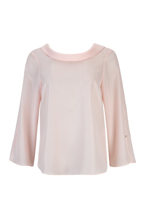 Blouse buttons at the back