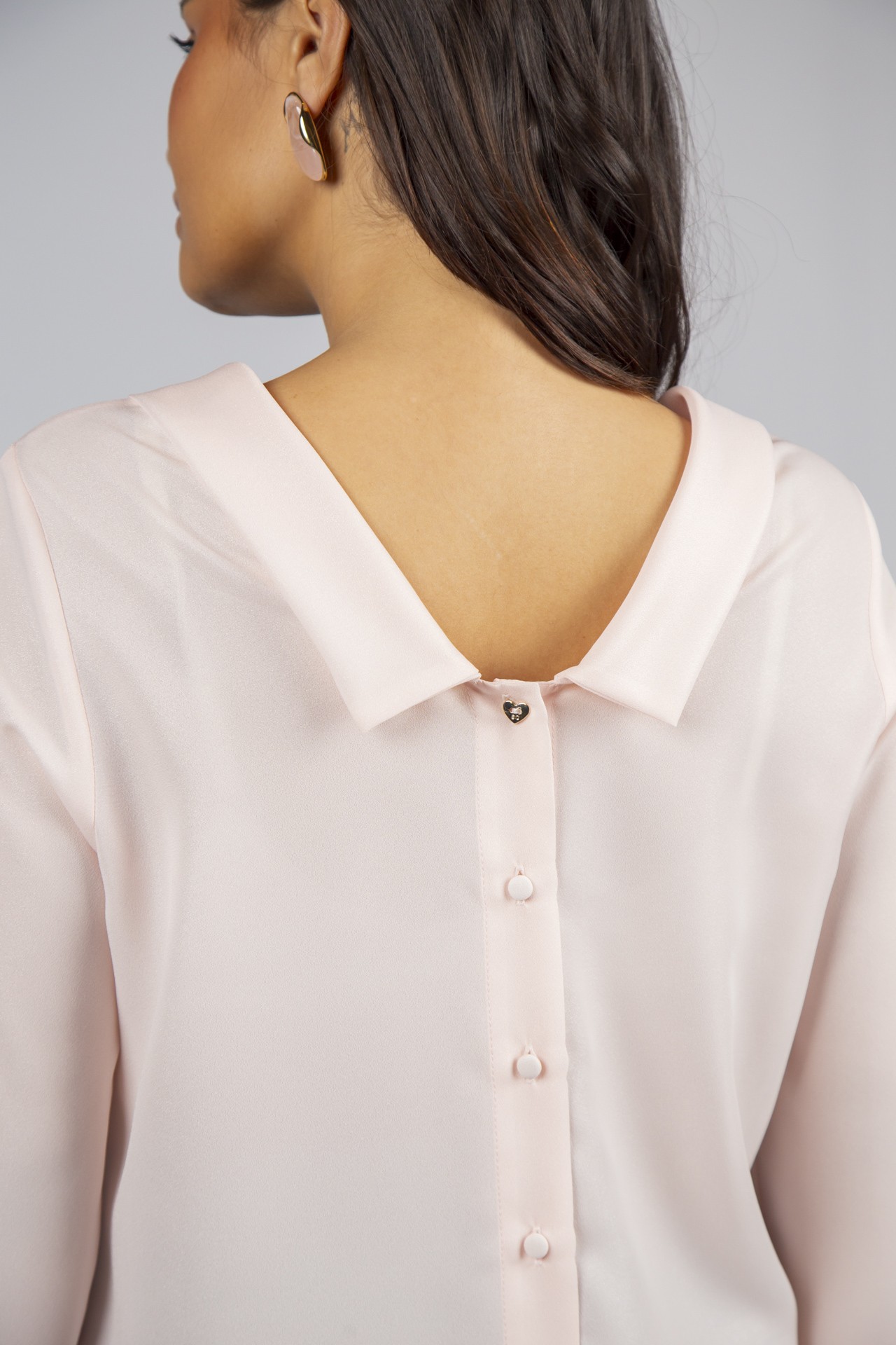 Blouse buttons at the back