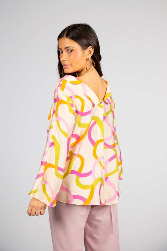 Blouse buttons at the back