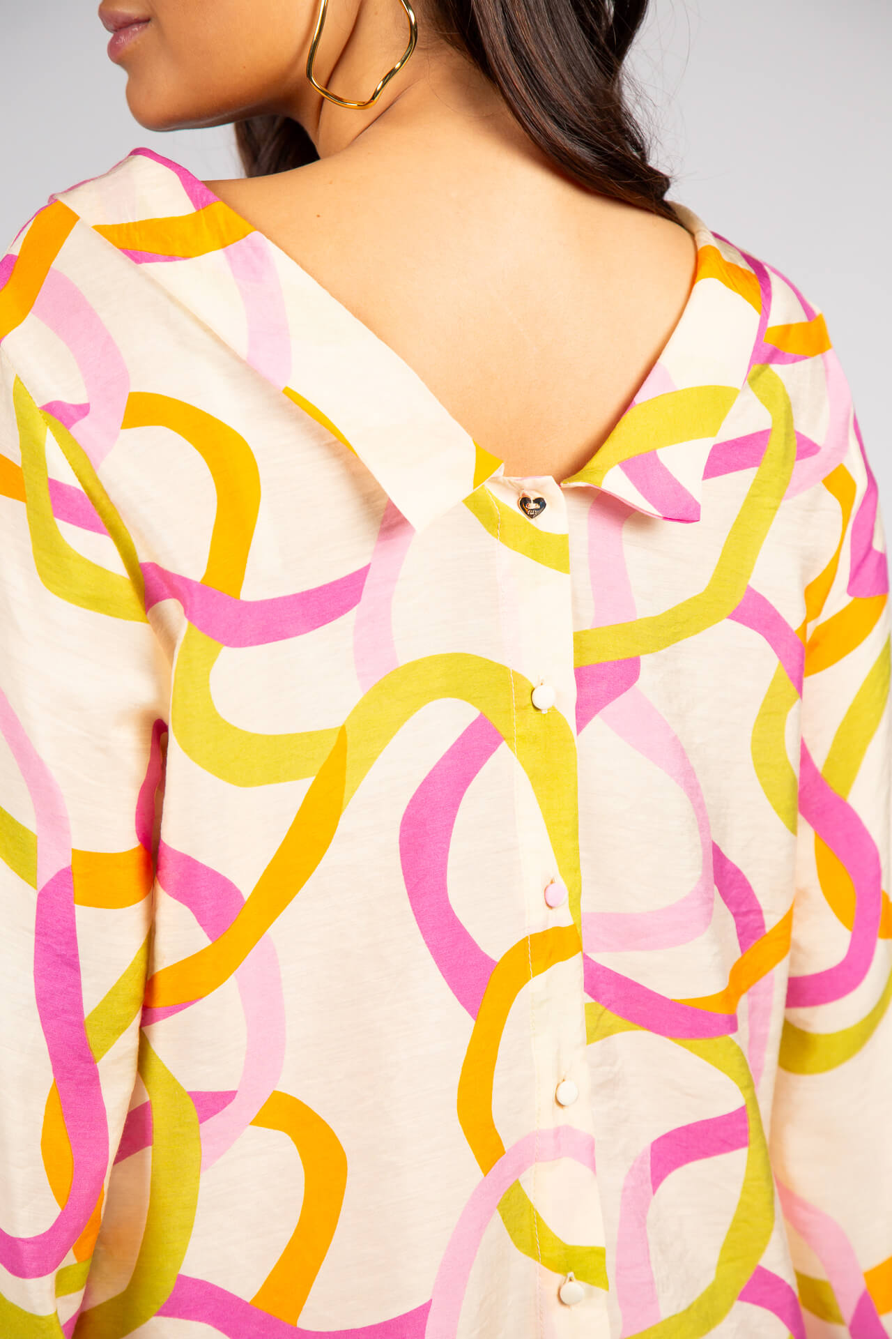 Blouse buttons at the back