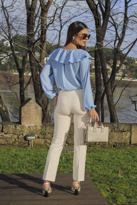 Trousers with opening at the bottom