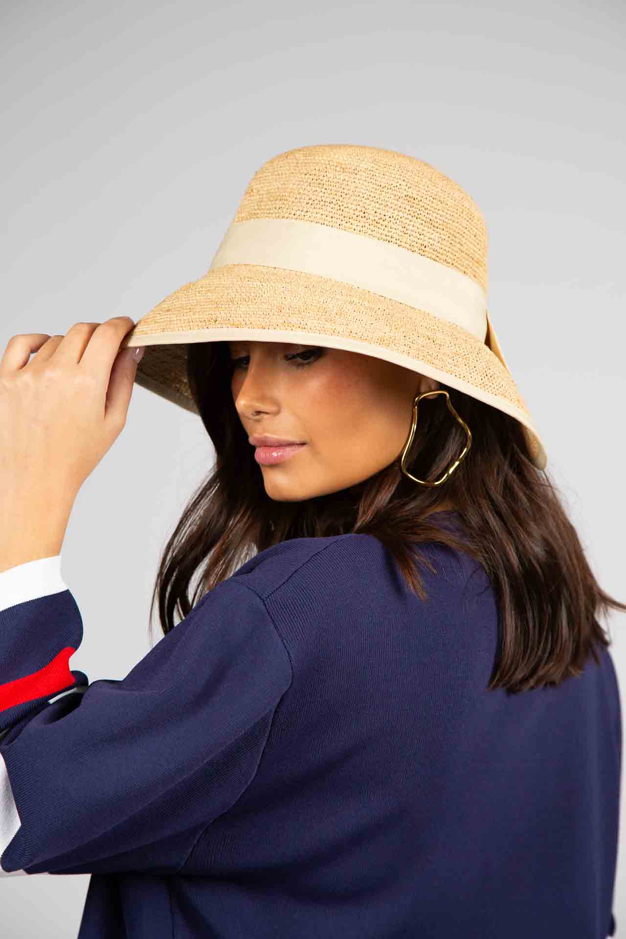 Hat in natural raffia