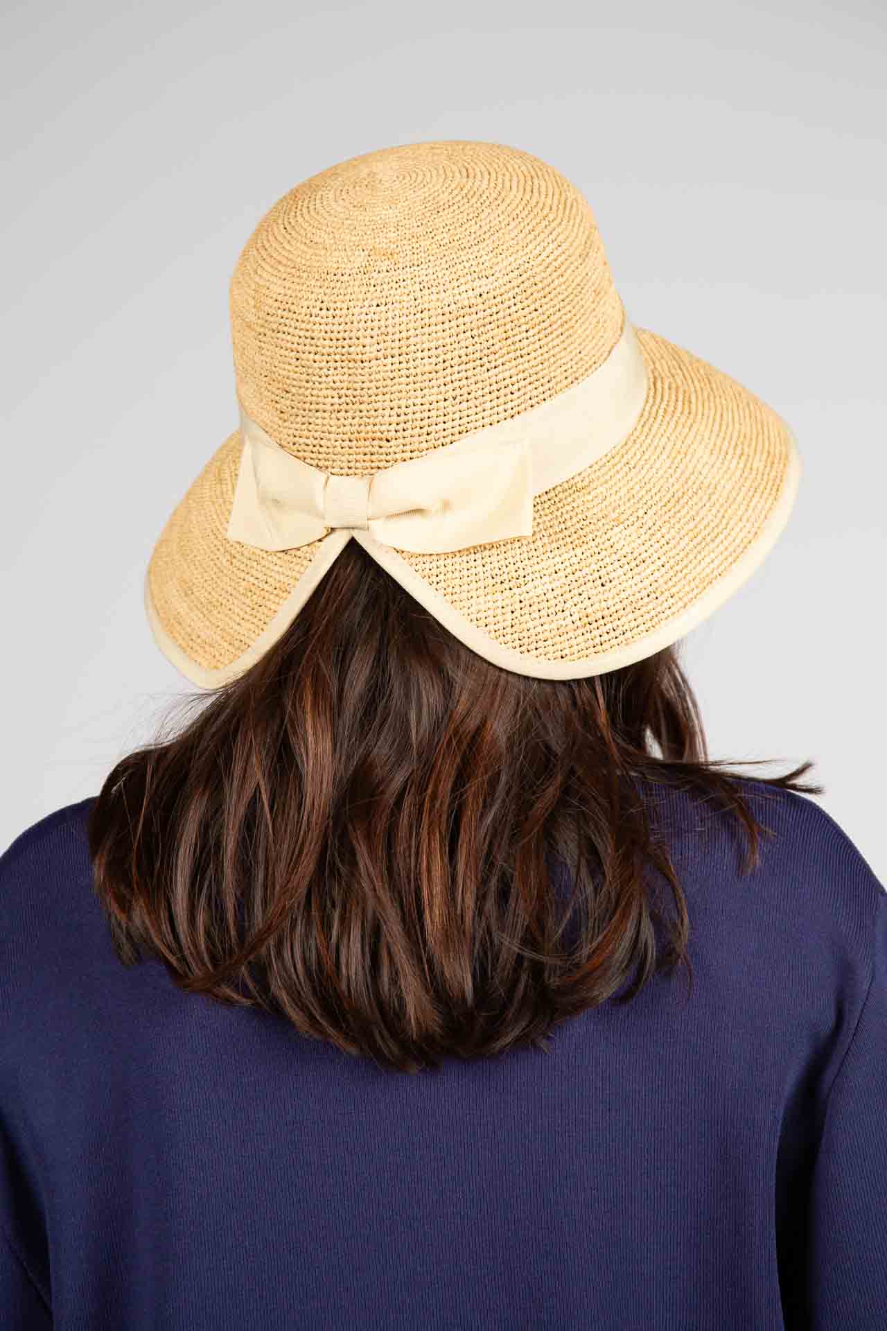 Hat in natural raffia