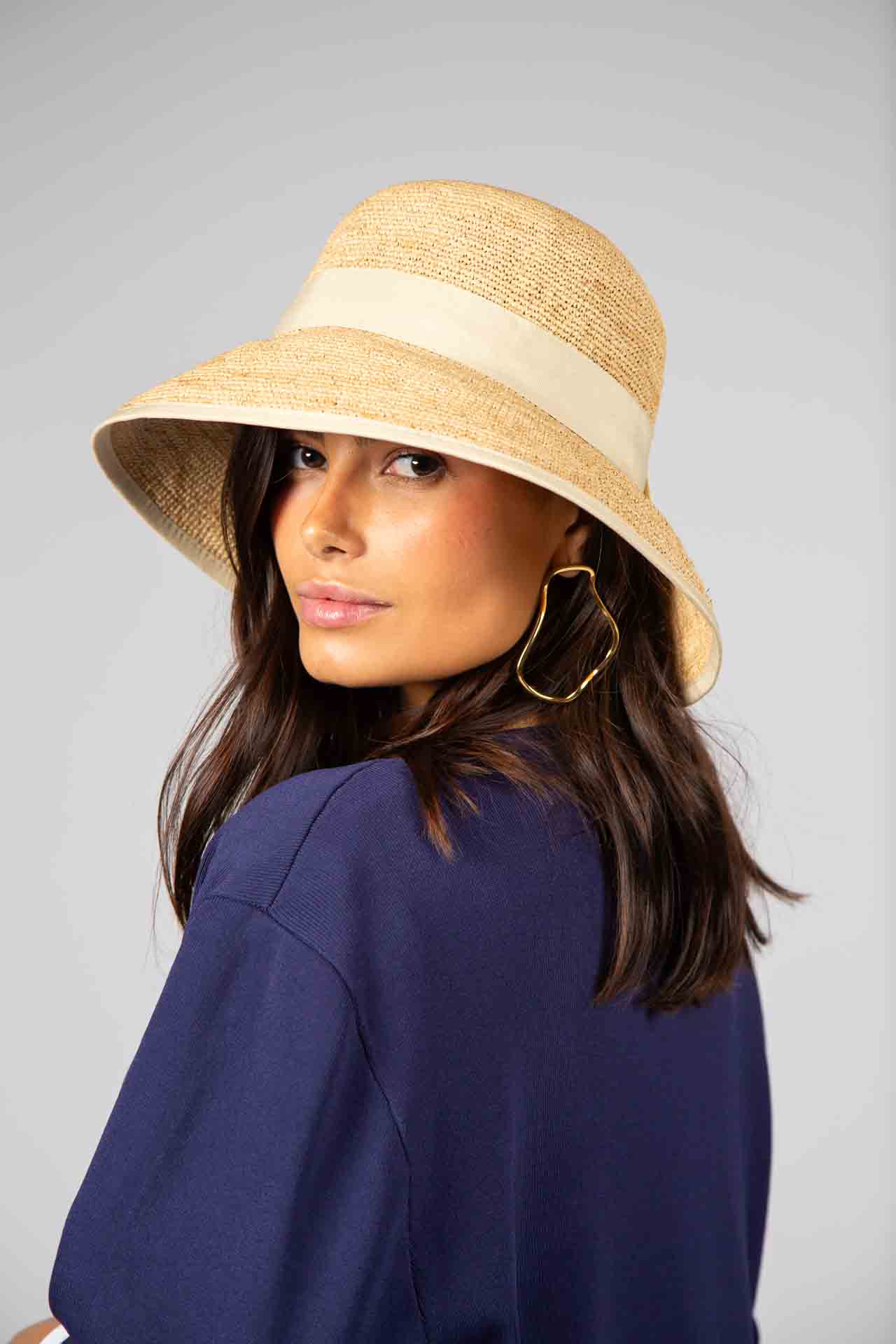 Hat in natural raffia