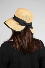  Hat in natural raffia