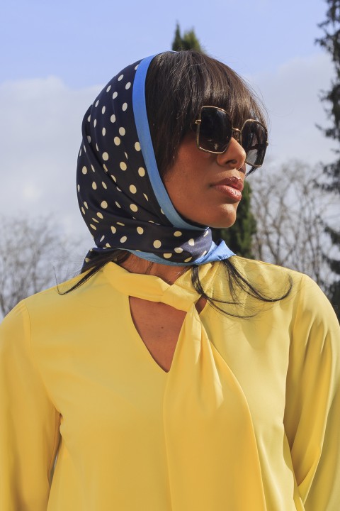 Triangular scarf