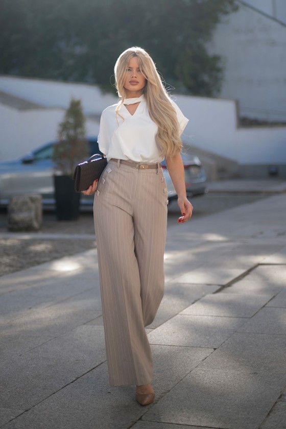 Blouse with a twisted collar